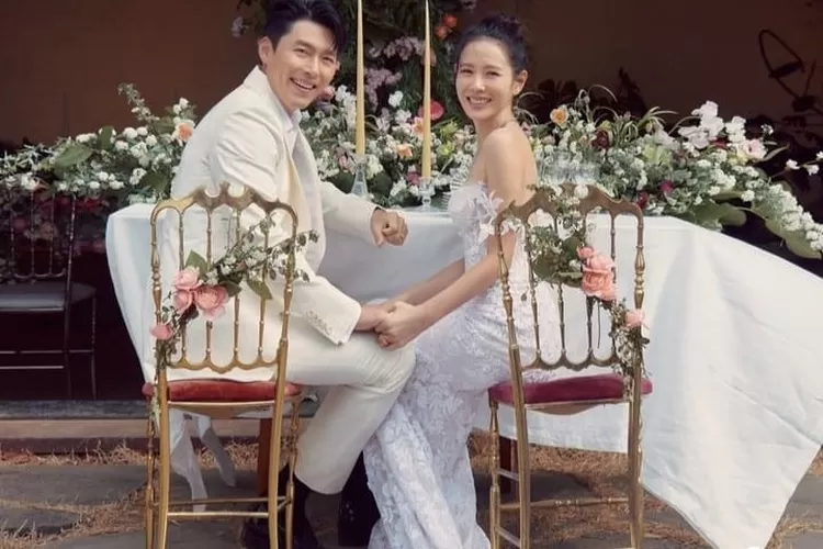 Foto Hyun Bin dan Son Ye Jin yang diunggah oleh SYJ tepat di hari anniversary pernikahan mereka. SYJ mengunggahnya di Instagram story dengan caption "1st Anniversary" dan menambahi gambar tanda cinta. (Foto: akun IG @yejinhand)