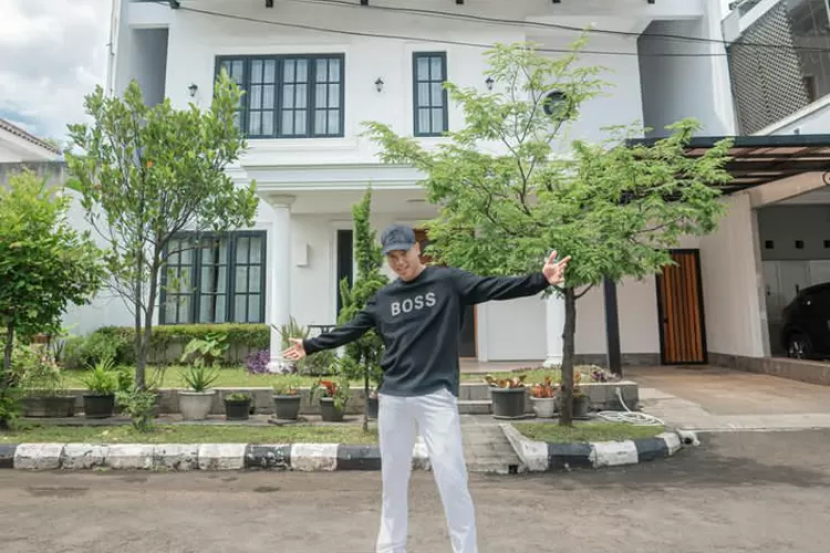 Setelah sang adik, Fuji unggah pencapaiannya beli rumah, kini Fadly Faisal sang kakak menyusul unggah postingan membeli rumah baru (Instagram @fadlyfsl_)