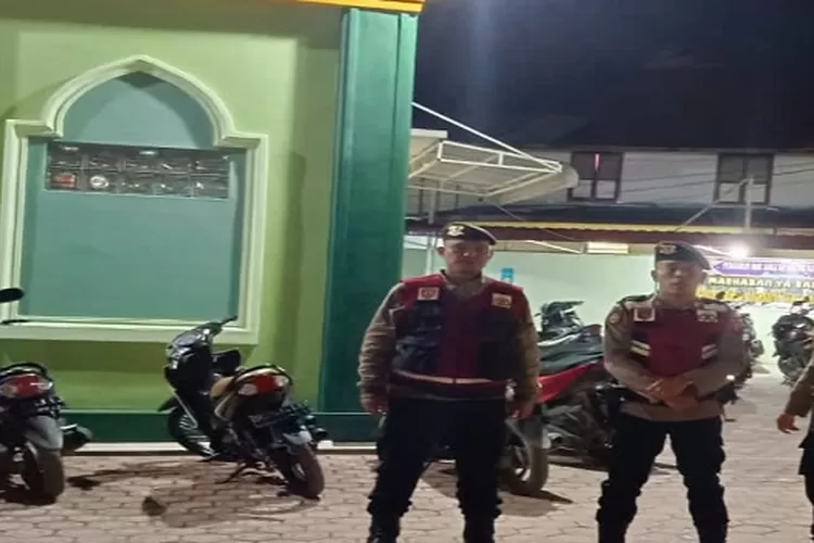 Petugas patroli saat taraweh dan usai shalat subuh. (Realitasonlin/MN)