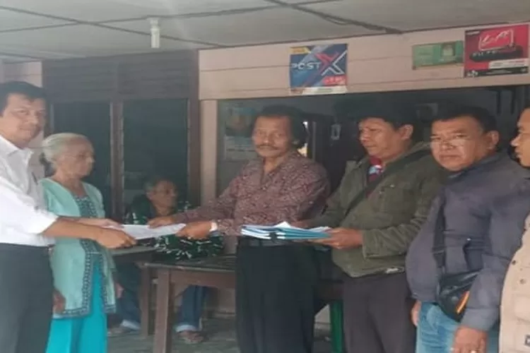 Seorang calon Kades serahkan berkas pencalonan  kepada PPKD  (Realitasonline/MN)