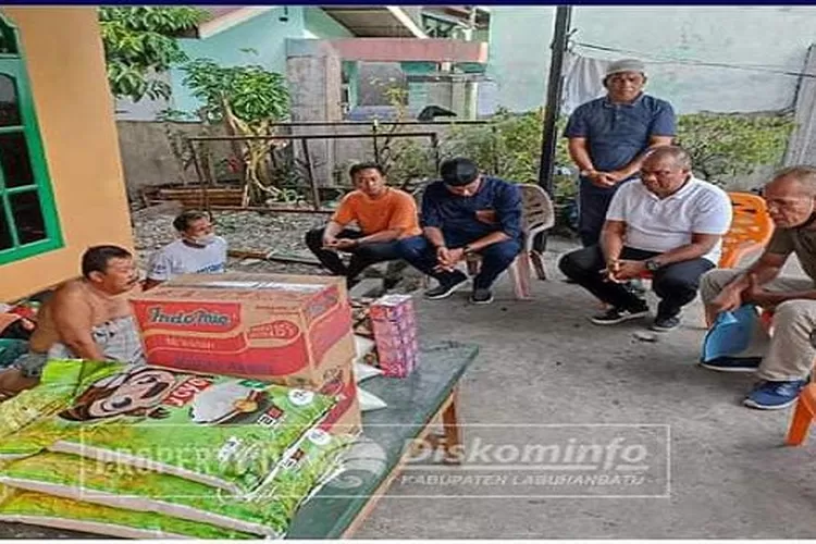 Menyerahkan bantuan kepada korban kebakaran Sirandorung (Realitasonline/RS)