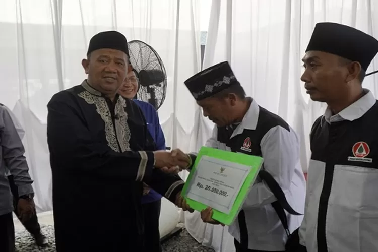 Menyerahkan bantuan saat safari Ramadhan di Selesai (Realitasonline/AA)