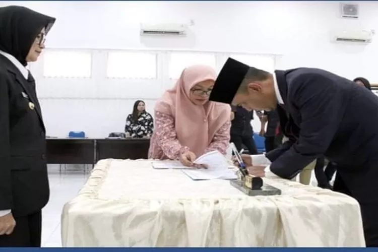 Dwi Aries Sudarto menandatangani berita acara pelantikan (Realitasonline/SS)