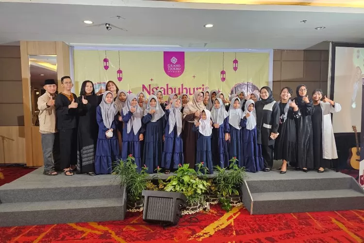 karyawan Hotel Grand Tjokro berfoto bersama anak anak panti asuhan Muhammadiyah (dok.Hotel Grand Tjokro Bandung)