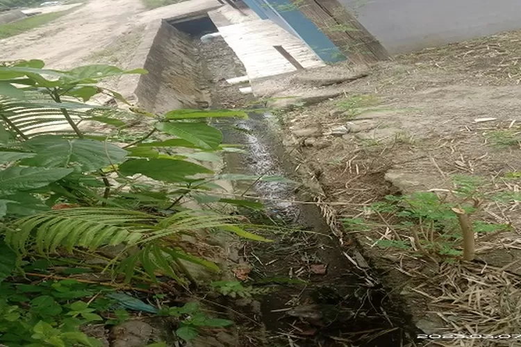 Saluran air yang mengancam rumah warga  (Realitasonline/Fad)