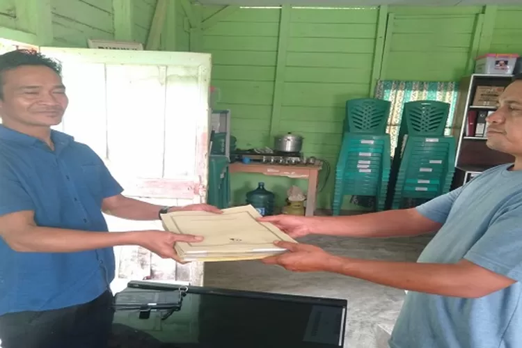  Balon Kades Hutauruk Siualuompu Tarutung Serahkan Berkas ke Paniti (Realitasonline/MN)