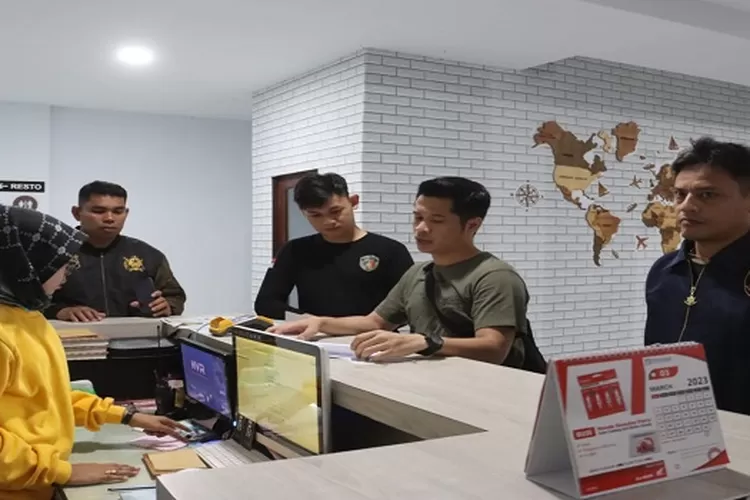 Melakukan razia pekat di salah satu hotel di Langkat (Realitasonline/AA)