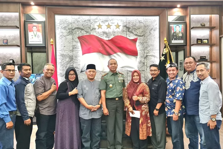 Pengurus Ikatan Alumin SMPN 1 Ciparya berfoto bersama  - Foto: Istimewa