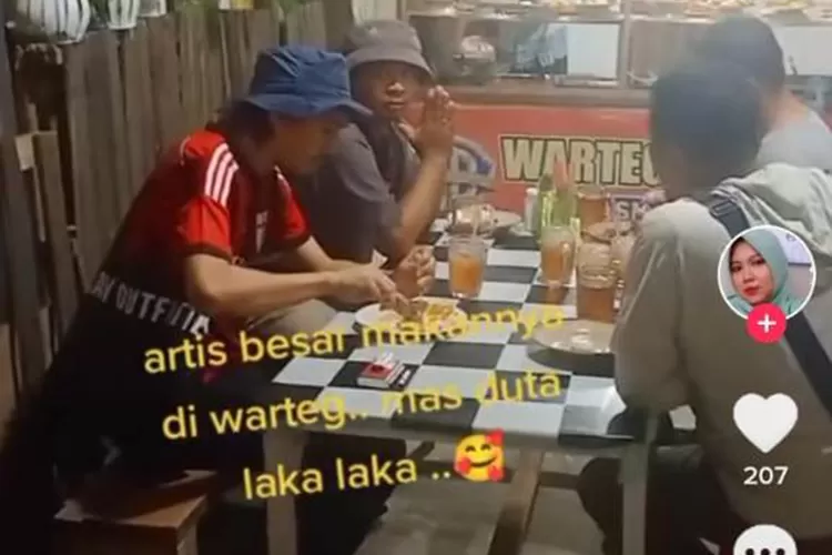 Video Duta SO7 saat makan di salah satu warteg di Sleman Yogyakarta yang viral di TikTok dan Instagram beberapa hari terakhir. (Foto: TikTok @Eti Tania)