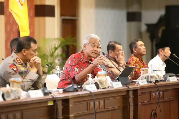 Gubernur Jawa Tengah Ganjar Pranowo saat rapat koordinasi jelang lebaran. Ganjar kebut pembangunan infranstruktur jalan. (Humas Jateng)