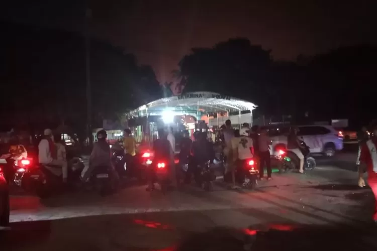 Suasana ledakan di sekitar Pertamina RU II, Dumai, Sabtu (1/4/2023) malam.  (ANTARA/Tangkapan layar)