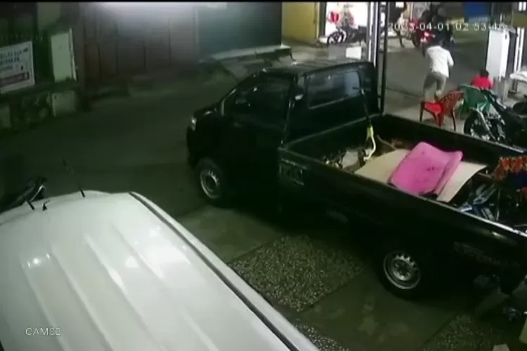 Warga berupaya mengejar para pelaku begal di Tambun (tangkapan layar instagram&nbsp;gue_cikarang.co.id)