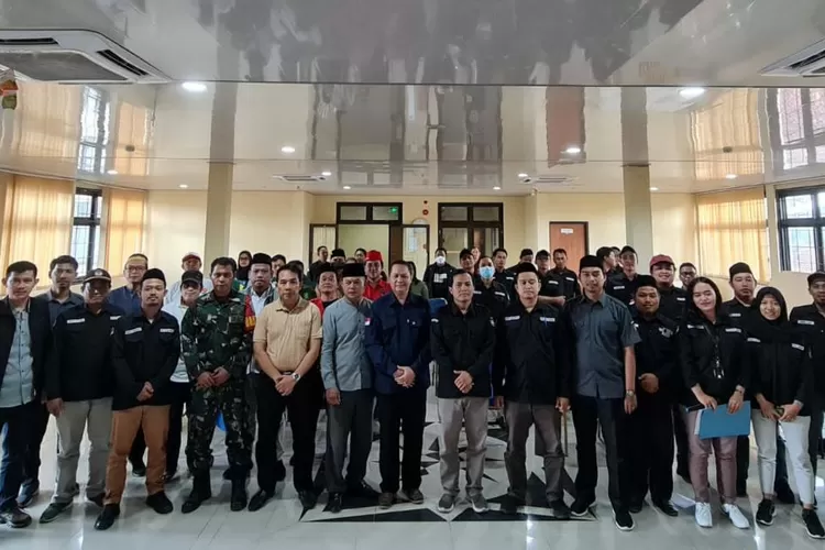 Panitia PPK Sawangan usai menggelar Rapat Pleno Terbuka Rekapitulasi DPHP Pemilu 2024, di Aula Kecamatan, Minggu (2/4). DOK.PPKSAWANGAN