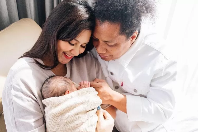 Arie Kriting dan Indah Permatasari, salah satu artis yang tetap melanjutkan hubungan meski tanpa ada restu dari orangtua (Instagram @indahpermatas)