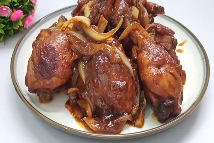 Resep Ayam Kecap Pedas Manis Bawang Bombai Cara Buatnya Mudah dan Rasanya Bikin Nagih (Tangkapan Layar Akun Youtube Uli's Kitchen)