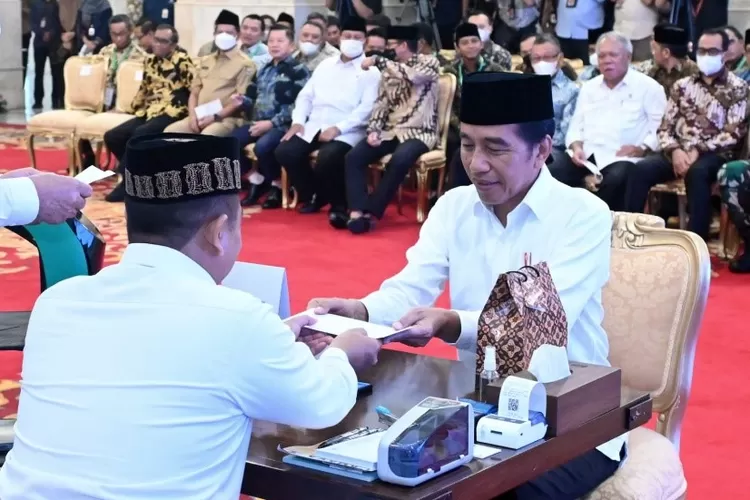 Presiden Joko Widodo menyerahkan Zakat kepada Baznas di Istana Negara pada Selasa 28 Maret 2023