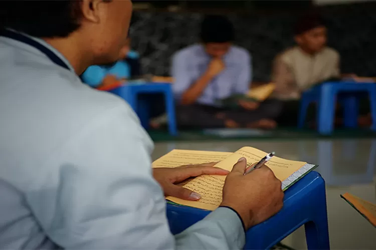 Kitab Kuning, kitab yang populer di pesantren Indonesia,  (unsplash/ Mataq Darul Ulum)