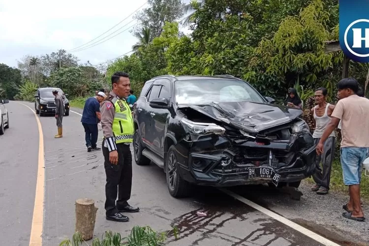 Kondisi mobil dinas Wakil Ketua DPRD Tanjung Jabung Barat yang ringsek usai kecelakaan  (Ist)
