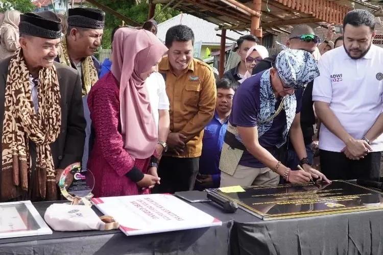 Sandiaga Uno Menandatangani Prasasti ADWI 2023 untuk Desa Wisata Kubu Gadang  (Instagram.com/@kominfopadangpanjang)