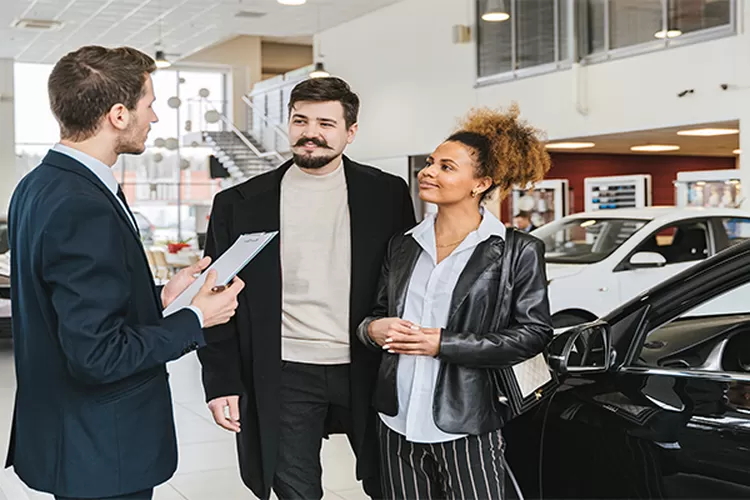 Tentukan seberapa besar budget yang bisa Anda keluarkan untuk membeli mobil bekas. (pexels/ Antoni Shkraba)