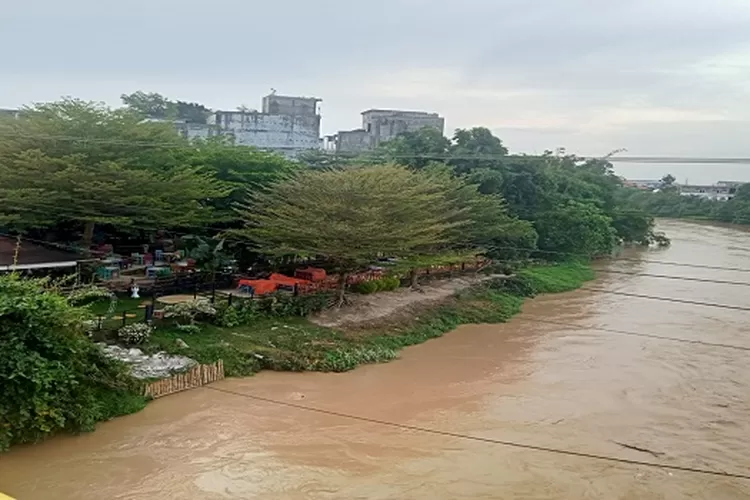 Cafe and Resto memanfaatkan bantaran sungai sebagai tempat usaha (Realitasonline/HS)