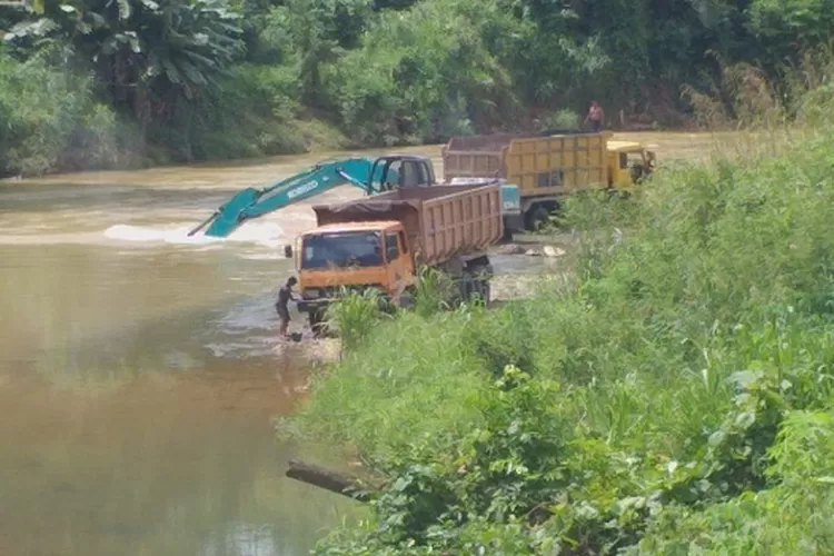 Aksi penggiat Galian C  di Sungai Batang Natal  diduga ilegal (Realitasonline/syah)