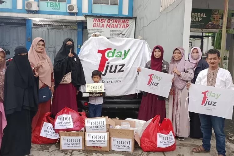 PEDULISESAMA : Pengurus Komunitas One Day One Juz (ODOJ) saat foto bersama dalam kegiatan berbagi takjil di perempatan mampang, Jalan Raya Muchtar, Kecamatan Pancoran Mas, Minggu (2/4). DOK.ODOJDEPOK