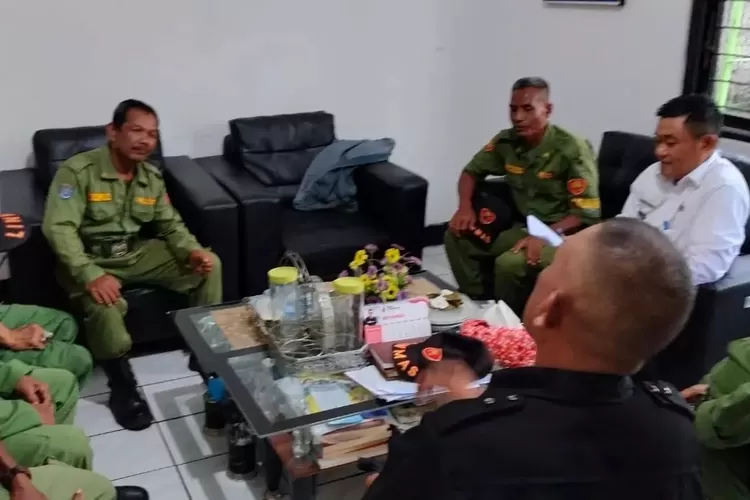unsur keamanan di wilayah Kelurahan Sukmajaya saat melakukan koordinasi untuk patroli di wilayah.