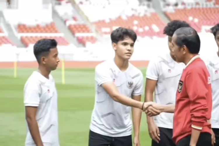 Presiden Jokowi bertemu dengan punggawa Timnas Indonesia, usai FIFA batalkan Indonesia jadi tuan rumah Piala Dunia U-20 (Foto: Jokowi dan Timnas Indonesia)