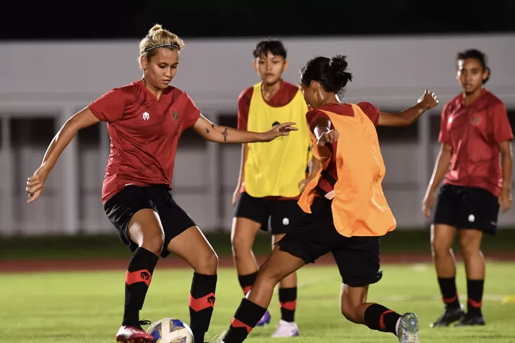 Selama bulan puasa, Timnas Wanita Indonesia tetap latihan untuk menghadapi babak penyisihan Sea Games. Hanya saja, latihan dilaksanakan malam hari. (laman @PSSI.org)