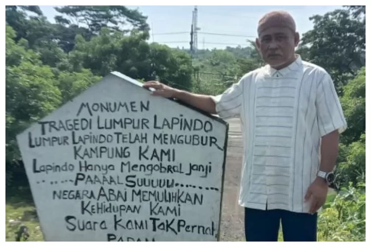 PENULIS mengabadikan prasasti dari batu sebagai bentuk protes korban Tragedi Lumpur Lapindo, Sidoarjo, Jawa Timur.  (Irianto Amama)