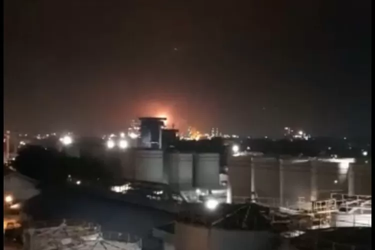 Tangkapan layar kilang minyak pertamina di Dumai, Riau terbakar, Sabtu (1/4) (Adelya Alma)