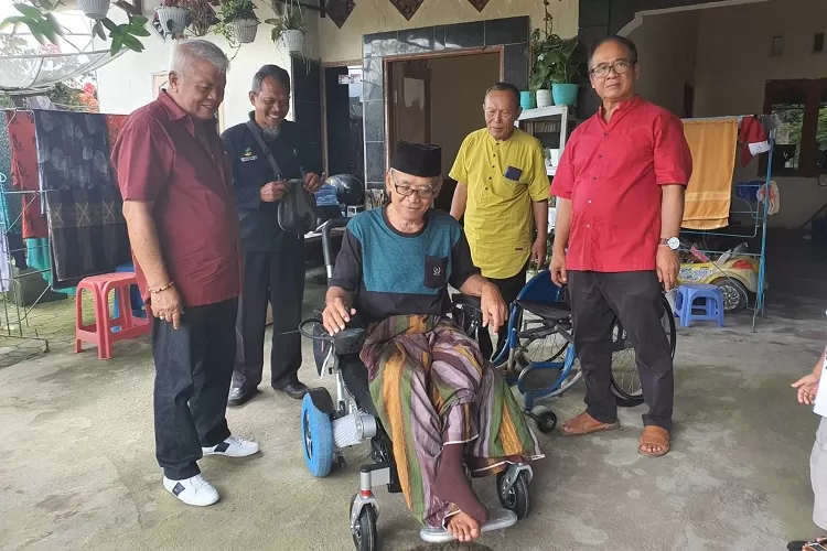 PNS Difabel di Lombok Timur terima bantuan kursi roda.  (Suara Karya/Istimewa)