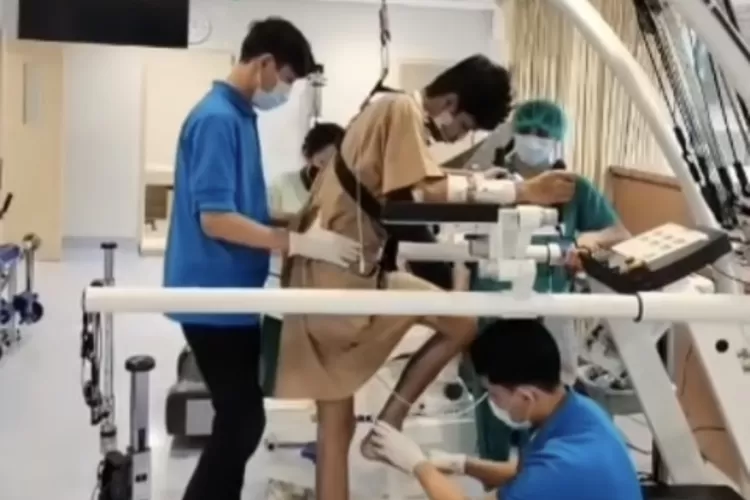 David Ozora tengah menjalani terapi berjalan demi proses kesembuhan  dari cidera otak yang dialami. (Instagram.com/addiems999)