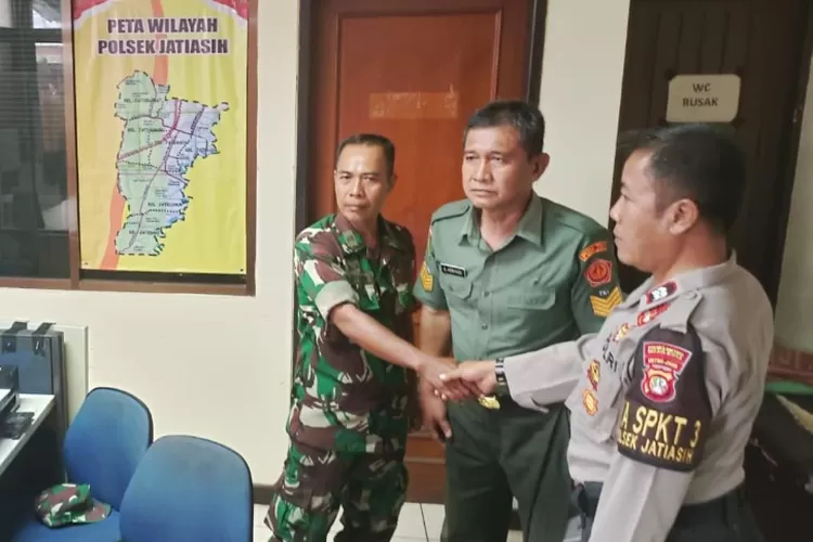 Serda Ayupti saat menyerahkan TNI Gadungan ke Polsek Jati Asih (Kodam Jaya)