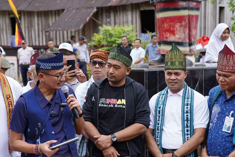 Decak Kagum Sandiaga Uno saat Kunjungi Perkampungan Adat Nagari Sijunjung: Saya Terasa di Lorong Waktu Minangkabau. (Humas Pemprov Sumbar )