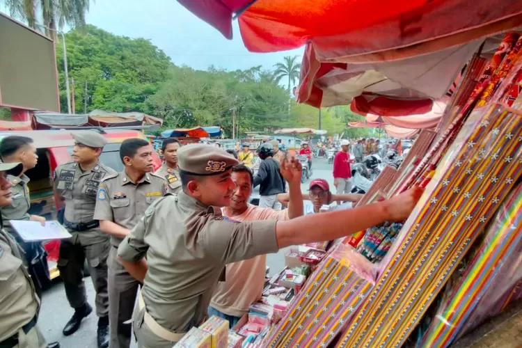 Satpol PP Padang Amankan Ratusan Petasan dari Pedagang(ist)