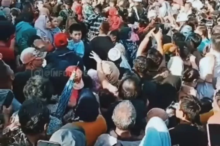 Ribuan orang di TKP pengobatan Ida Dayak, Lapangan Kostrad, Cilodong Depok (Ist)