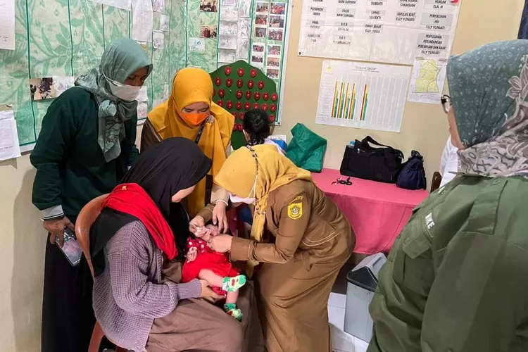 ILUSTRASI: Anak-anak mengikuti imunisasi polio.