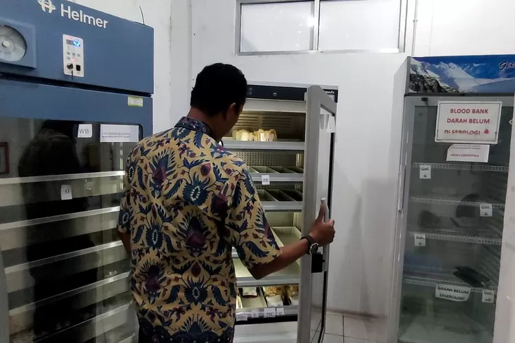 Petugas PMI Kendal menunjukan stok darah yang ada di PMI Kendal cukup hingga lebaran mendatang. (Edi Prayitno/Kontributor Kendal)