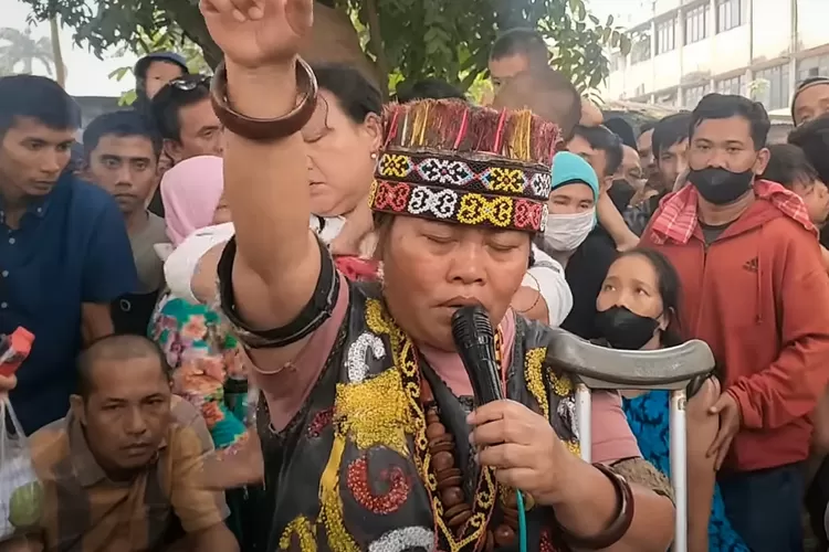Pensiunan TNI mentransfer Rp250 ribu untuk mendapatkan antrian dalam pengobatan alternatif Ida Dayak  (Tangkapan Layar YouTube/@petualang ibu dayak)