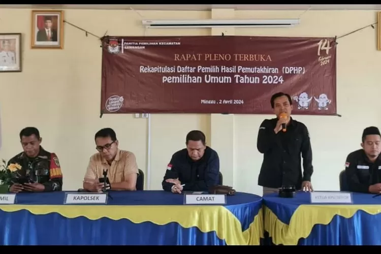 Ketua KPU Kota Depok memberi arahan dalam rapat pleno DPHP. (G. Windarto)