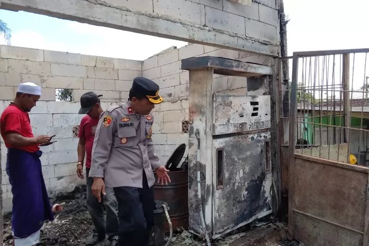 Kapolsek Rumpin, Kompol Sumijo saat memeriksa lokasi kejadian.