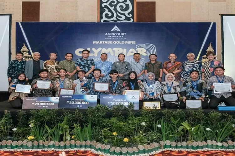 Para juara OlympiAR 2022 berfoto bersama usai pengumuman di Yogyakarta.  (Realitasonline/Ist)