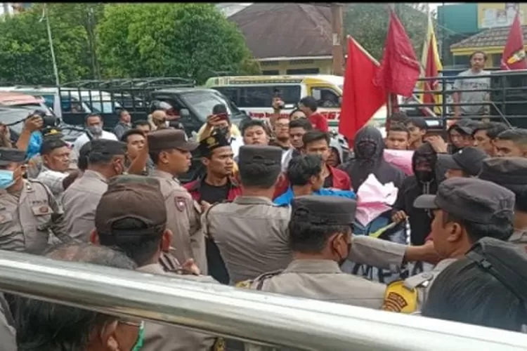 Aksi Demo massa di Kantor Kejaksaan Negeri P.Siantar (Realitasonline/RH)