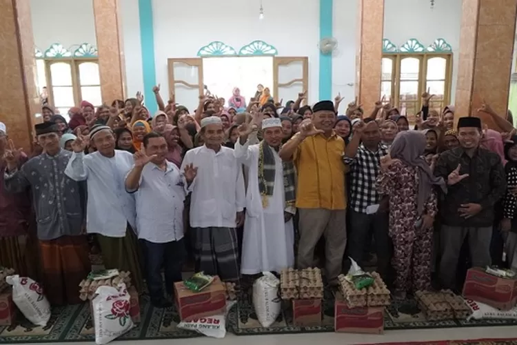 Bagi-bagi paket sembako bansos Pabrik PKS di Langkat (Realitasonline/AA)