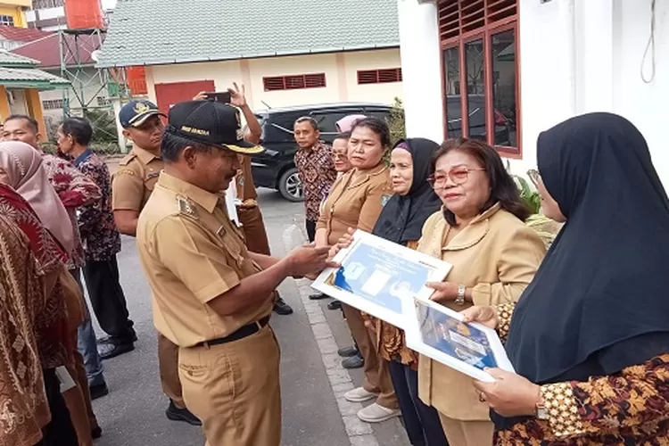 Walikota Binjai Berikan Cinderamata Guru Masuki Purnabakti. (Realitasonline/EW)