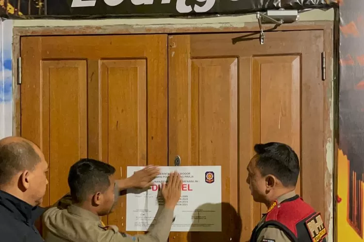 Satpol PP Kota Bogor menyegel THM yang nekat beroperasi saat Ramadhan 2023. (istimewa)