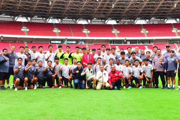 Presiden Jokowi bersama sejumlah pejabat menemui skuat Timnas Indonesia U-20, Polri siap rekrut pemain yang ingin menjadi anggota polisi. (Foto:BPMI Setpres)