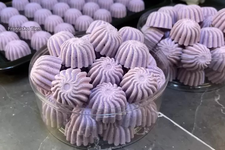  Kue kering bangkit berwarna ungu yang cantik banget (Tangkapan layar Youtube Fransiska Tien)